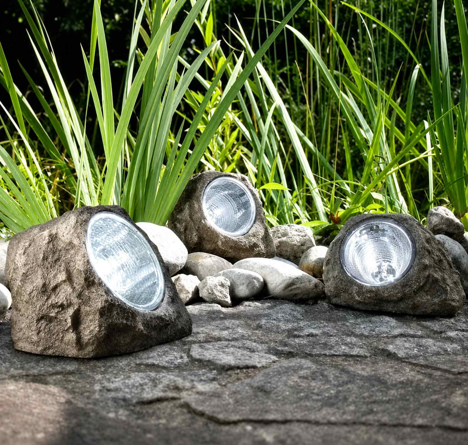 Solarna lampa u obliku kamena
